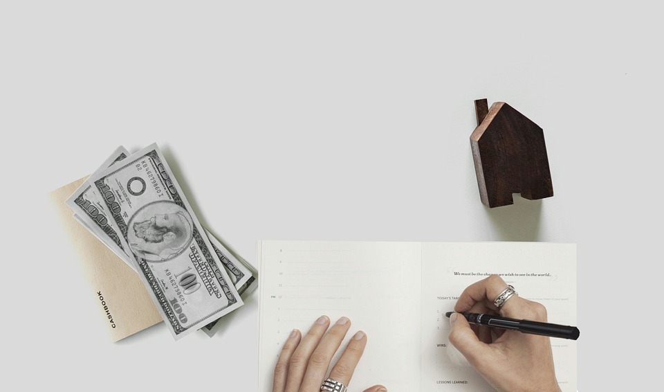 woman budgeting her money